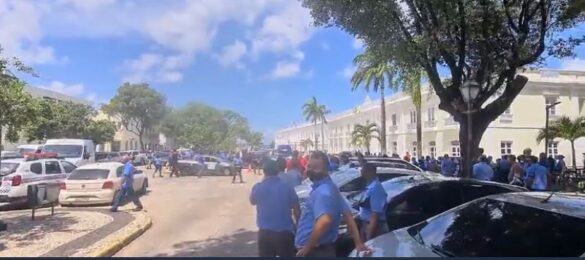 Rodoviários fazem protesto em frente à Prefeitura de São Luís