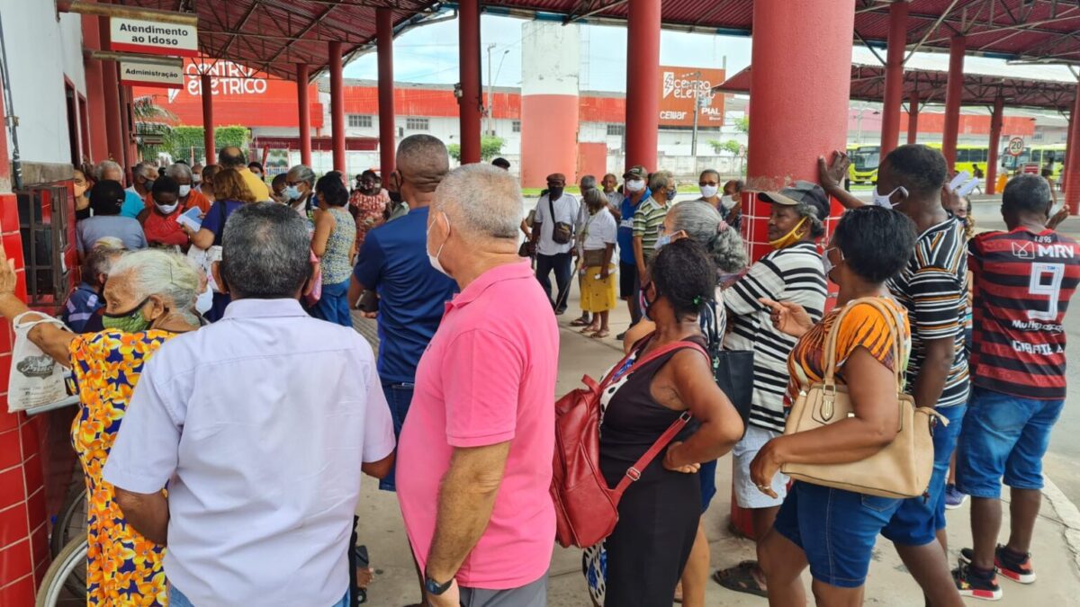 Idosos de São Luís pegam fila e Sol para tentar direito ao transporte gratuito