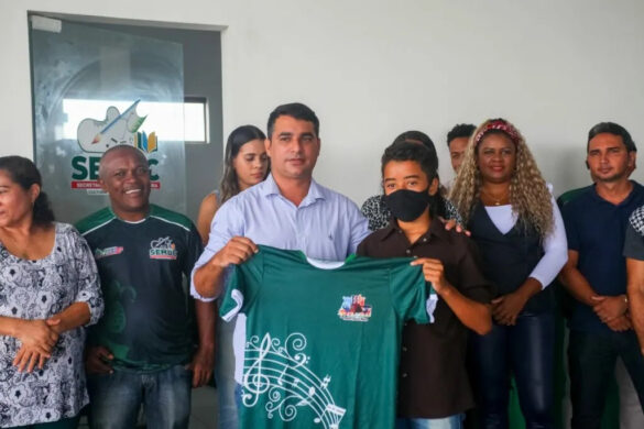 Não é verdade que Flávio Bolsonaro tenha participado de entrega de instrumentos musicais em Pinheiro