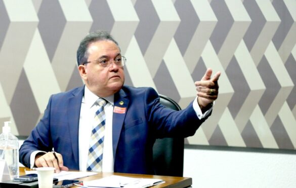 O senador bolsonarista Roberto Rocha (PTB): Será que ele está fazendo arminha ?