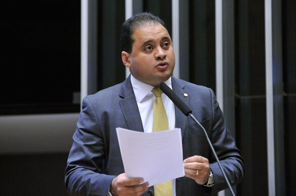 Weverton silencia sobre ato de Bolsonaro que afronta o STF e beneficia aliado