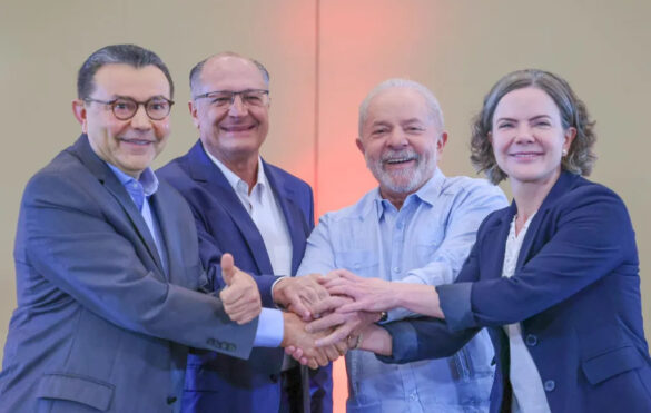 Carlos Siqueira, Alckmin, Lula e Gleise Hoffmann: ninguém larga a mão de ninguém /Foto: Ricardo Stuckert