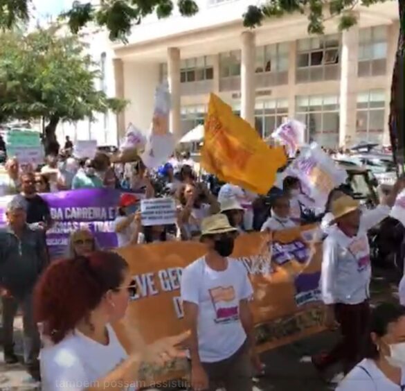 Professores protestam em frente à Prefeitura de São Luís e cobram diálogo com Braide