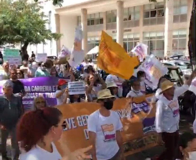 Professores protestam em frente à Prefeitura de São Luís e cobram diálogo com Braide