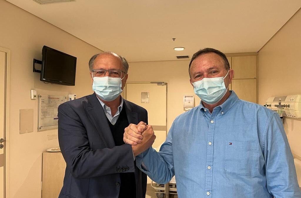 Brandão recebe visita de Alckmin em hospital de São Paulo