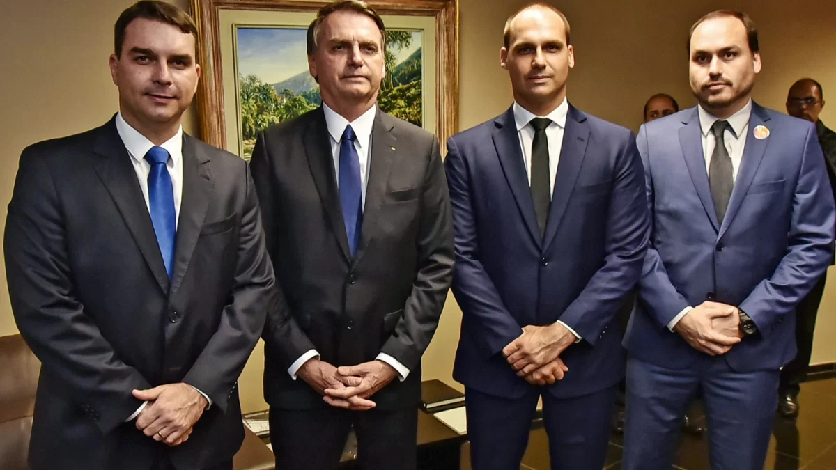 Bolsonaro e família têm 51 imóveis, metade comprado em dinheiro vivo