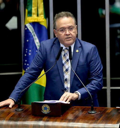 Dino acusa o senador de fazer “diversas acusações caluniosas e difamatórias” contra ele.