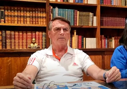 Sem citar nomes, Bolsonaro afirmou que há três candidatos por aqui