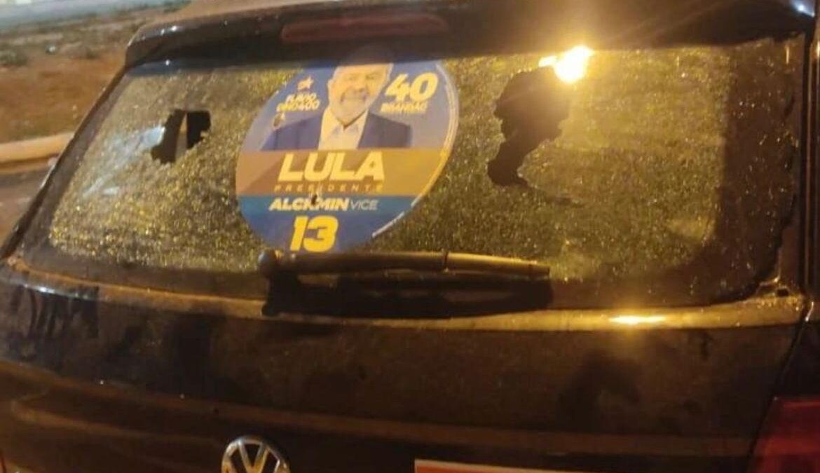 Carro com adesivo de Lula é alvejado por tiros em São Luís