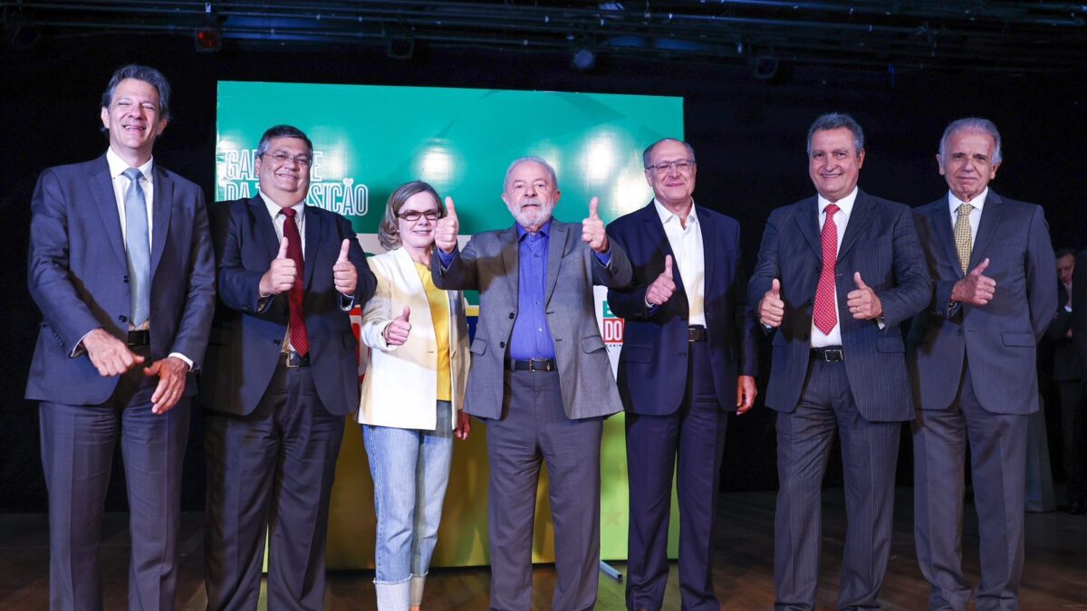 Lula nomeia ministros Dino, Haddad e Múcio e avisa que vai se encontrar com chefes militares