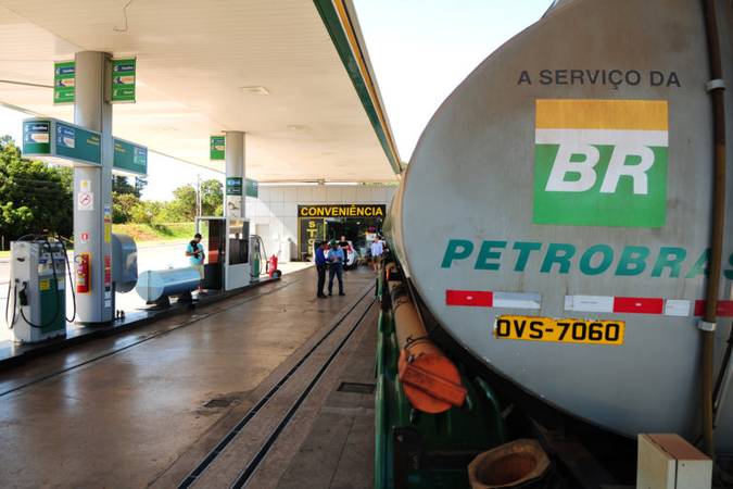 Petrobras anuncia redução dos preço do diesel às distribuidoras