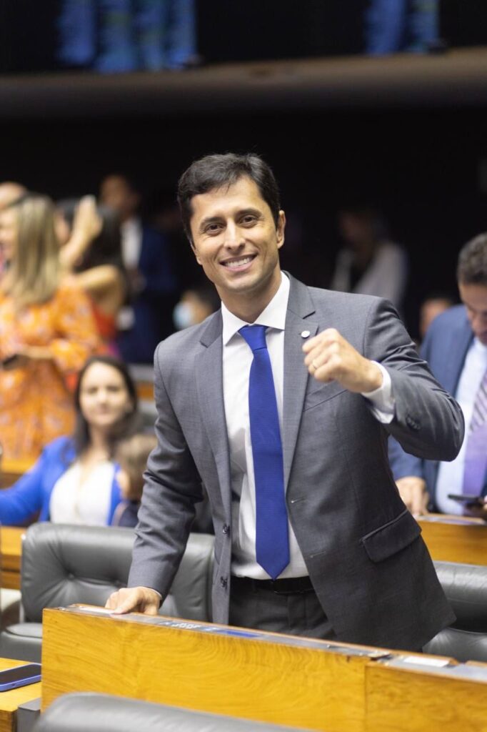 Em tom de gratidão, deputado Duarte Junior (PSB) discursa pela primeira vez na tribuna da Câmara Federal, veja o vídeo.