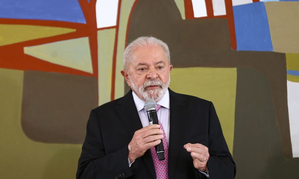 Lula diz através das redes sociais que democracia é o patrimônio mais precioso da população, exatamente após um mês dos atentados em Brasília.