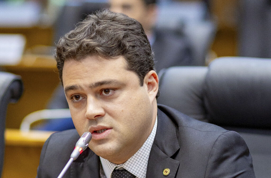 Deputado Leandro Bello defende pagamento das emendas impositivas