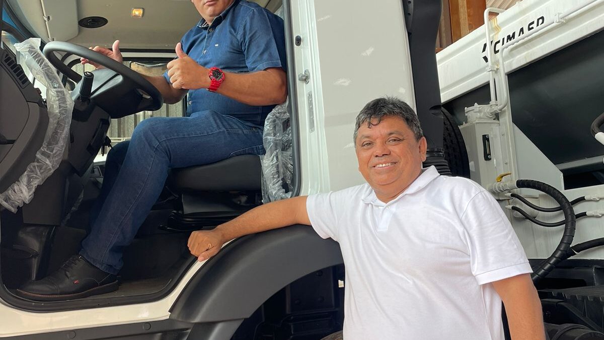 Márcio Jerry entrega caminhão compactador ao município de Santo Amaro do Maranhão