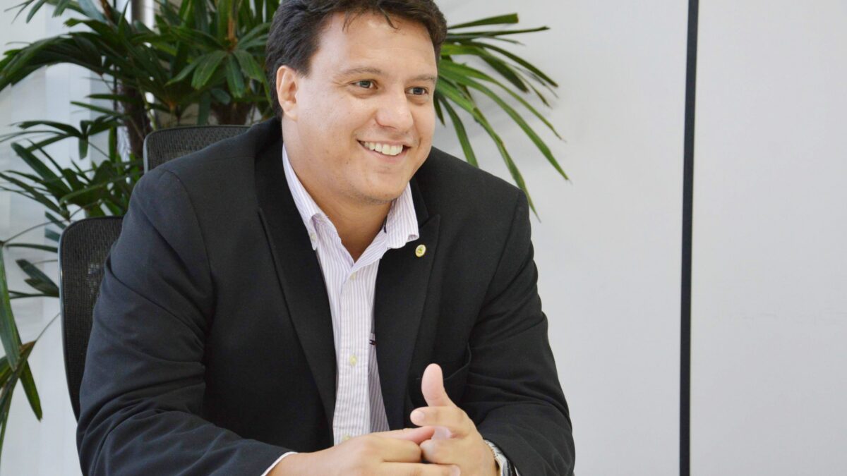 “Eu sou o candidato; não vou perseguir Brandão”, diz Felipe Camarão