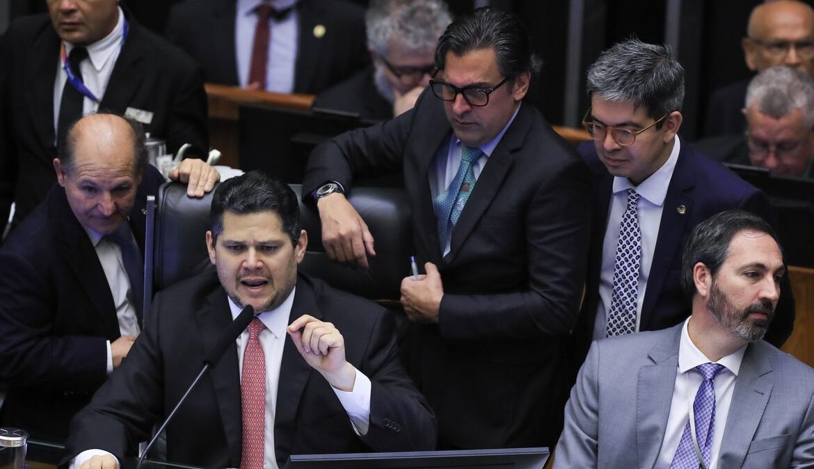 Congresso derruba veto de Lula e aumenta Fundo Partidário em R$ 164 milhões