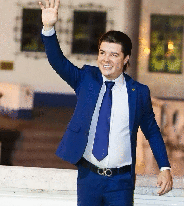 Quem é Abraão Neves? O ‘político de stories’ que se faz de vereador, deputado estadual e federal ao mesmo tempo
