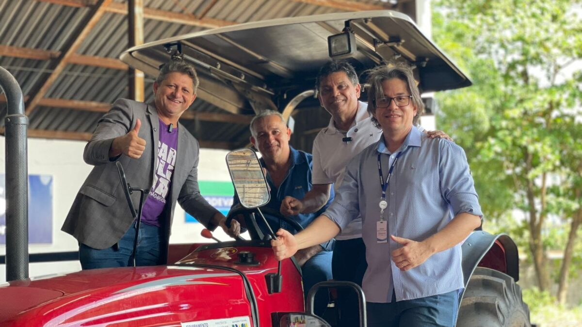 Deputado Márcio Jerry entrega patrulha agrícola para produtores rurais de Carolina