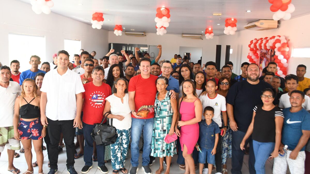 Felipe Camarão percorre Humberto de Campos e Primeira Cruz dialogando com a população