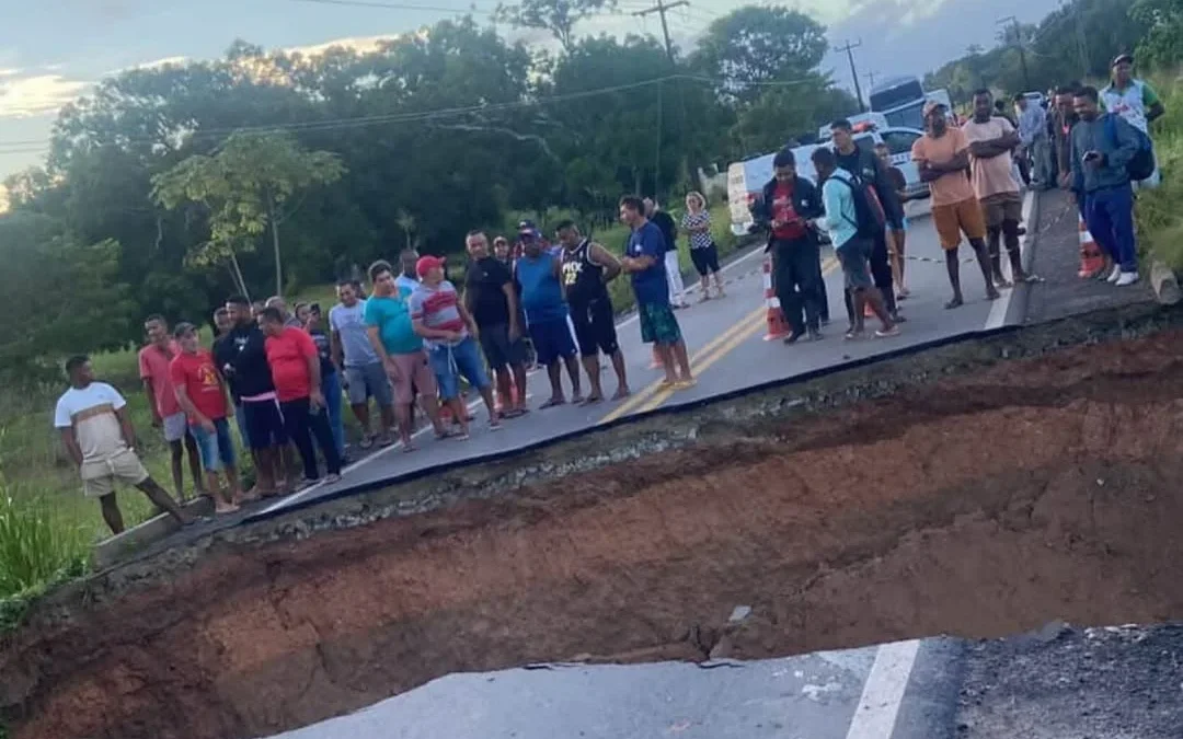 MA-014 rompe após fortes chuvas e deixa trecho entre Viana e Matinha interditado