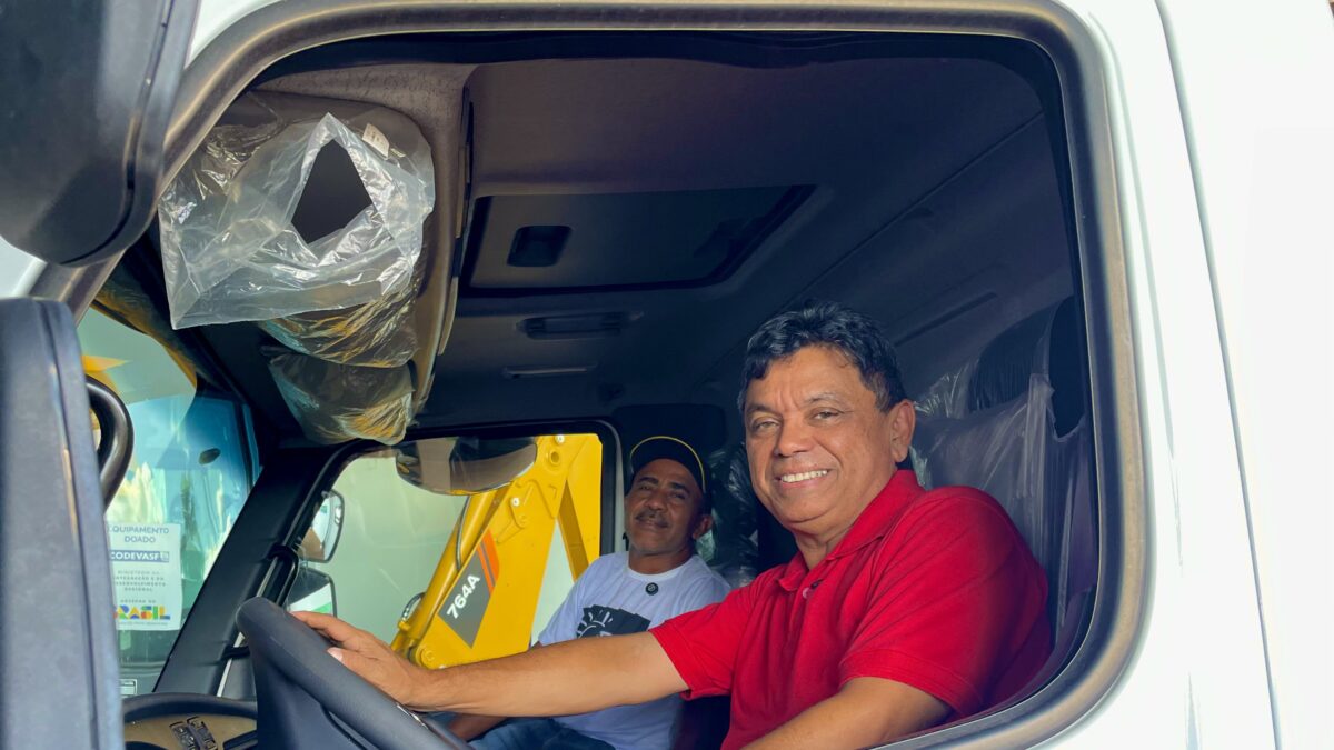 Márcio Jerry entrega caminhão para fortalecer produção rural do município de Rosário