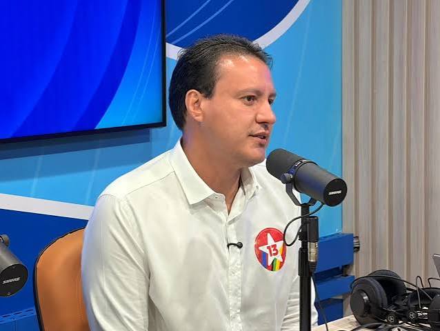 Felipe Camarão destaca propostas de governo e trajetória pública em entrevista à Rádio Mirante