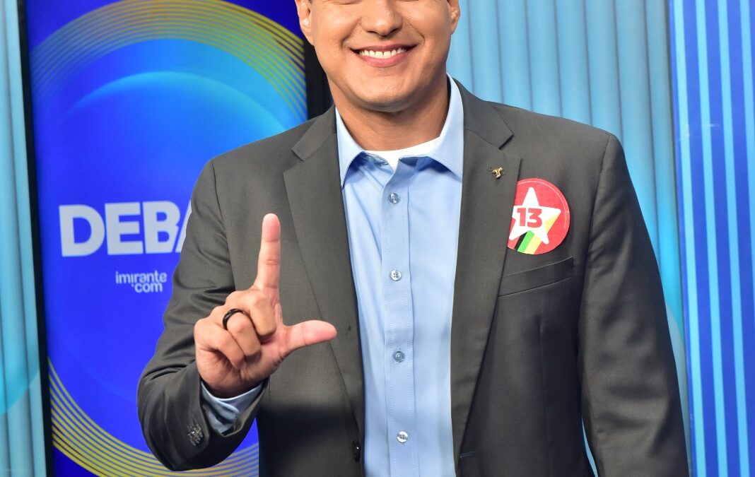 Felipe Camarão mostra melhor biografia e apresenta propostas durante debate